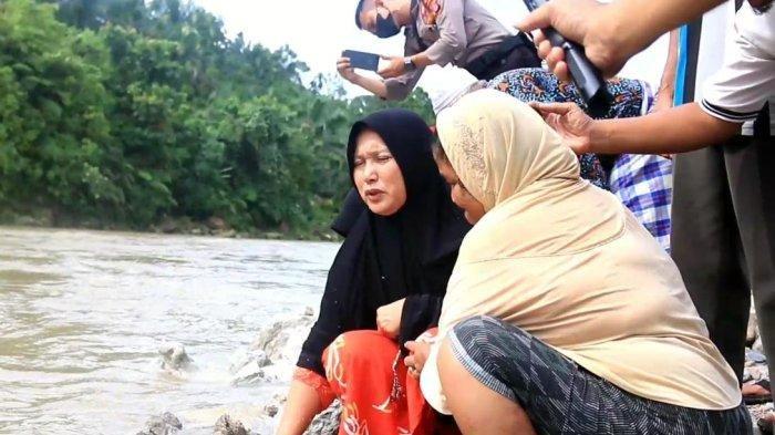 'Bangun Anakku,' Ucap Ibu Menepuk Sungai, Tak Lama Jasad Anaknya Korban Mobil Jatuh ke Jurang Ketemu