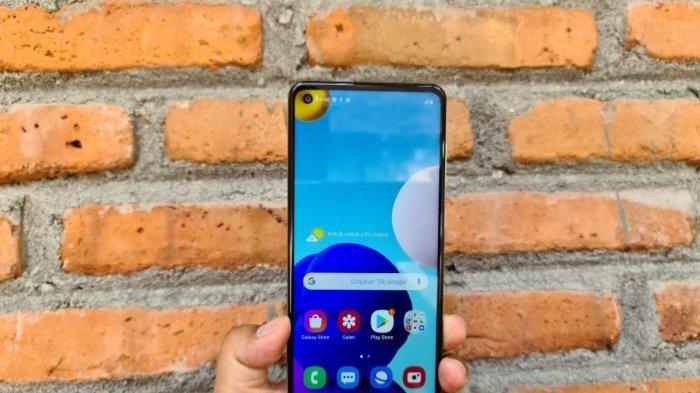 Samsung Galaxy A21s varian warna baru Silver. Kini smartphone ini memiliki kapasitas memori lebih besar dari pendahulunya, mencapai 128GB yang dapat ditingkatkan hingga 512GB, Quad Camera, dan baterai 5.000mAh.