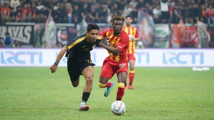 Pemain Persija Jakarta, Sandi Samosir berusaha keluar dari pengawalan pemain Selangor FC  di Jakarta International Stadium (JIS), Minggu (2/6/2024).