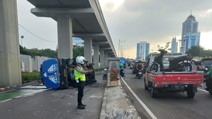 Kecelakaan Hari Ini Di Pancoran Terguling Truk Tangki Tutup Jalan Mt