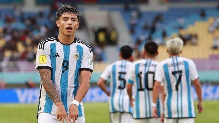 Penyerang muda Argentina, Agustin Ruberto berhasil menyabet gelar pencetak gol terbanyak alias top skor Piala Dunia U-17 2023 di Indonesia.