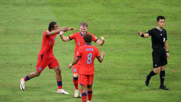 Pemain Timnas Inggris U-17 melakukan selebrasi usai mencetak gol ke gawang Kaledonia Baru di Jakarta International Stadium (JIS), Jakarta, Sabtu (11/11/2023).