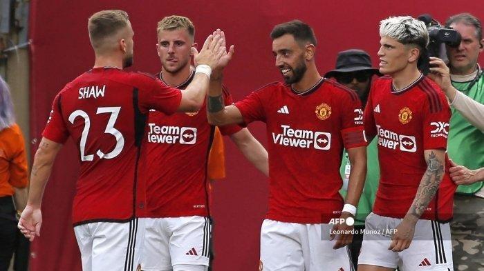 Gelandang Manchester United asal Portugal Bruno Fernandes (kedua kanan) merayakan gol kedua timnya bersama rekan setimnya dalam pertandingan sepak bola persahabatan antara Manchester United dan Arsenal di Stadion MetLife di East Rutherford, New Jersey, pada 22 Juli 2023.