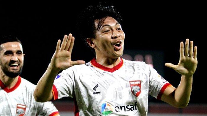 Selebrasi pemain Borneo FC, Wahyudi Setiawan Hamisi, seusai membobol gawang Persija Jakarta dalam pertandingan Liga 1 di Stadion Kapten I Wayan Dipta, Gianyar, Bali, Kamis (10/3/2022).