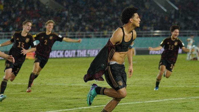 Para pemain Timnas Jerman U17 merayakan kemenangan setelah unggul adu penalti lawan Argentina U17 di babak semifinal Piala Dunia U17 2023 di Stadion Manahan Solo.