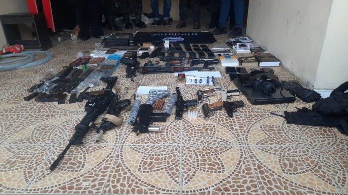 Barang bukti belasan senjata api yang ditemukan di rumah terduga teroris di Perumahan Persona Anggrek Harapan, Kelurahan Harapan Jaya, Kota Bekasi, Senin (14/8/2023).