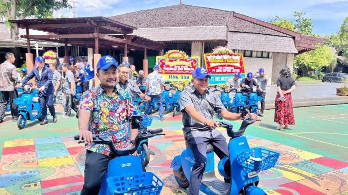 
SEWA SEPEDA LISTRIK - Ancol Taman Impian bekerjasama dengan Gogo Bike, perusahaan penyedia layanan transportasi sepeda listrik global meningkatkan pengalaman pengunjung menjelajahi berbagai destinasi rekreasi yang ada di kawasan Ancol. 