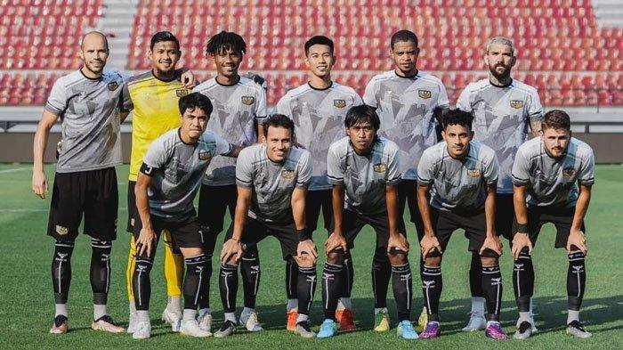 Pemain Dewa United saat menghadapi Bali United dalam pramusim Liga 1 2023/2024 di Stadion kapten I Wayan Dipta, Gianyar, Bali pada Minggu (25/6/2023).