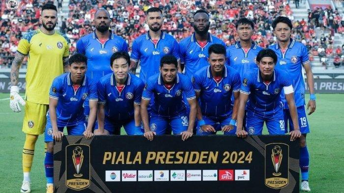 Skuad Arema FC berfoto sebelum bertanding melawan Bali United pada Piala Presiden 2024.