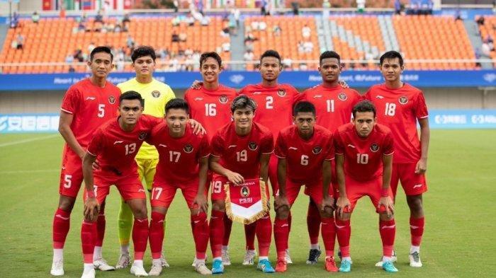 Timnas Indonesia saat berfoto bersama sebelum pertandingan melawan Taiwan. Timnas Indonesia menempati peringkat Kedua klasemen Grup F setelah kalah 0-1 dari Taiwan dalam pertandingan yang digelar di Zhejiang Normal University East Stadium, Jinhua, Kamis (21/9/2023).