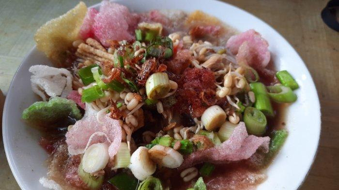 Soto Sokaraja yang siap disajikan dengan bumbu kacang yang kaya akan rasa