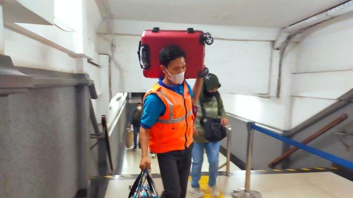 Layanan porter di Stasiun Pasar Senen