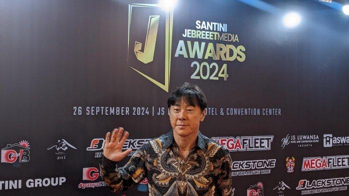 Pelatih Timnas Indonesia, Shin Tae-yong, menyapa wartawan dalam acara penghargaan Santini Jebreeet Media Awards, di JS Luwansa, Jakarta Selatan, Kamis (26/9/2024) malam WIB.