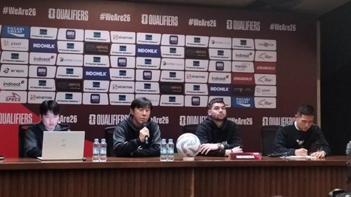 Pelatih Timnas Indonesia, Shin Tae-yong dan pemain Sandy Walsh menghadiri sesi jumpa pers di Stadion Utama Gelora Bung Karno (SUGBK), Jakarta.