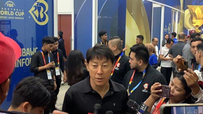 Pelatih Timnas Indonesia, Shin Tae-yong, sebelum menyaksikan duel Kanada Vs Latvia pada FIBA World Cup 2023 di Indonesia Arena, Jakarta, Selasa (29/8/2023).