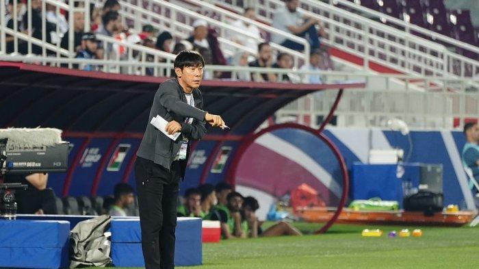 Pelatih Timnas Indonesia U-23, Shin Tae-yong memberikan instruksi di sisi lapangan.