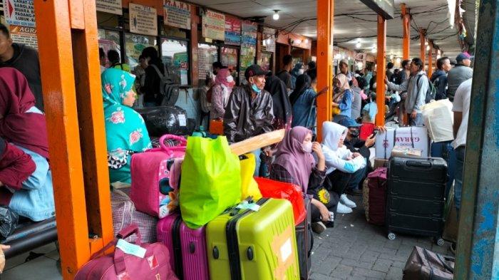 Suasana antrean penumpang pada puncak arus mudik di Terminal Kalideres, Jakarta Barat, Jumat (21/4/2023). Dinas Perhubungan DKI Jakarta melansir, puncak keberangkatan penumpang di terminal tersebut terjadi pada Rabu, 19 April 2023 atau H-3 lebaran., dengan kenaikan 40 persen. 