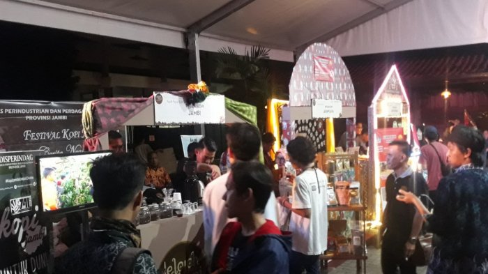 Para peserta festival kopi sedang menikmati berbagai varian kopi yang disajikan