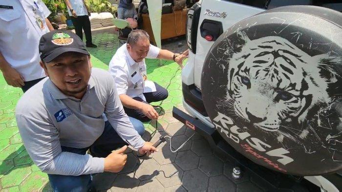 Suasana uji emisi kendaraan gratis di Kantor Kecamatan Pademangan, Jakarta Utara, Rabu (30/8/2023). Diketahui, Pemerintah Kota DKI Jakarta melakukan sejumlah upaya untuk menekan angka polusi udara di ibu kota, termasuk dengan uji emisi kendaraan. 