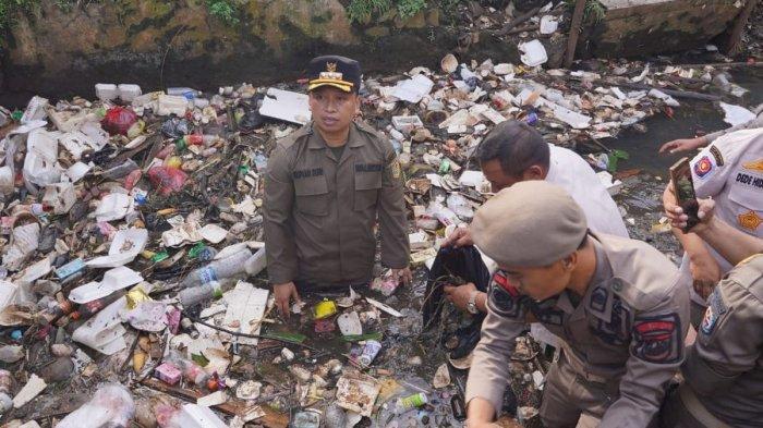 Wali Kota Depok Supian Suri turun membersihkan sampah di kali cabang timur (KCT), Balai Kota Depok, Rabu (12/3/2025).