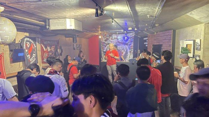 Berdasarkan laporan dari KBRI Indonesia di Jepang, tidak kurang lebih dari 5.000 suporter Merah Putih diperkirakan akan memenuhi Stadion Suita City Football Osaka.