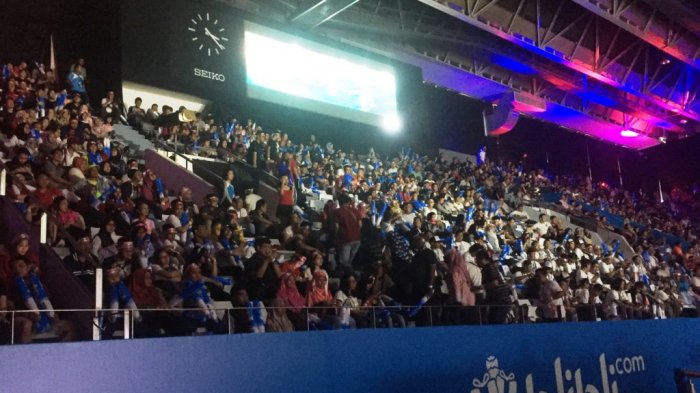 Suporter Indonesia sudah bersiap memberikan semangat kepada Marcus/Kevin dan Tontowi/Liliyana Natsir yang sesaat lagi akan berlaga di partai final Blibli Indonesia Open 2018. Tribunnews/Abdul Majid