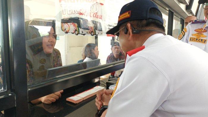 Kepala Dinas Perhubungan DKI Jakarta, Syafrin Liputo saat meninjau loket PO AKAP di Terminal Kampung Rambutan, Ciracas, Jumat (28/3/2025).
