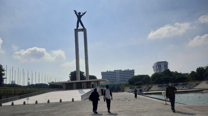 Sejumlah masyarakat memanfaatkan momen Minggu pagi untuk berolahraga di Taman Lapangan Banteng, Jakarta Pusat.