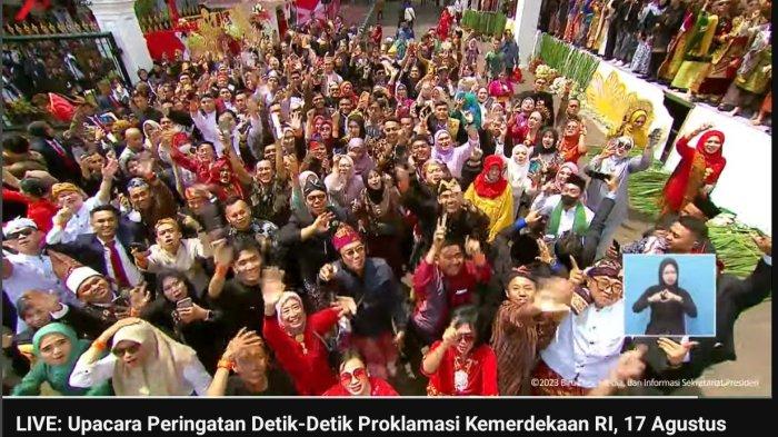 Peserta upacara serta tamu undangan Istana Negara yang ikut berjoget saat Putri Ariani menyanyikan lagu Rungkad.