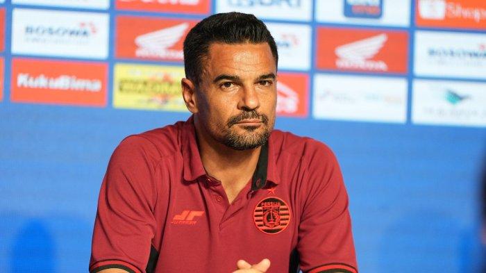 PENA FOKUS - Pelatih Persija Jakarta, Carlos Pena, dalam sesi jumpa pers sebelum laga kontra PSM Makassar, Sabtu (22/2/2025). Persija belum terkalahkan dari PSM di Liga 1 sejak 2017.