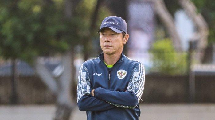 Pelatih Timnas Indonesia, Shin Tae-yong serius memantau pemainnya berlaih.