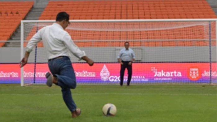 Gubenur Jawa Barat Ridwan Kamil siap-siap menendang bola penalti dengan kiper Gubernur DKI Jakarta Anies Baswedan di Jakarta International Stadium atau JIS, Jakarta Utara, Rabu (16/2/2022).