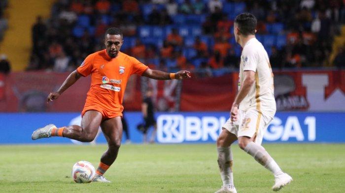 Penyerang Borneo Fc Terens Puhiri menendang bola - Hasil Liga 1 pada pertandingan Borneo FC vs Persija Jakarta berkesudahan dengan skor akhir 3-1 untuk kemenangan Pesut Etam, Selasa (6/2/2024) di Stadion Batakan.