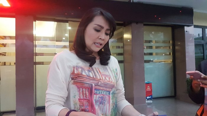 Aktris Tessa Kaunang membuat laporan surat kehilangan di Mapolrestro Jaksel, Jumat (29/6/2018).