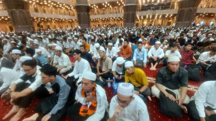 Suporter The Jakmania menghadiri acara Tasyakuran yang digelar di Masjid Istiqlal, Jakarta Pusat, Sabtu (23/12/2023) malam. 