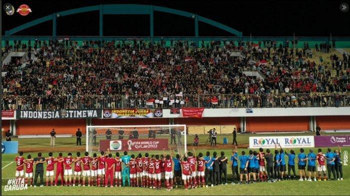 Skuad Timnas U-16 Indonesia memberikan standing salute terhadap dukungan suporter di Stadion Maguwoharjo, Sleman seusai memenangkan laga semifinal Piala AFF U16 2022 melawan Myanmar. Pada laga final Piala AFF U16 2022, Timnas U-16 Indonesia akan menghadapi Vietnam, Jumat (12/8/2022).