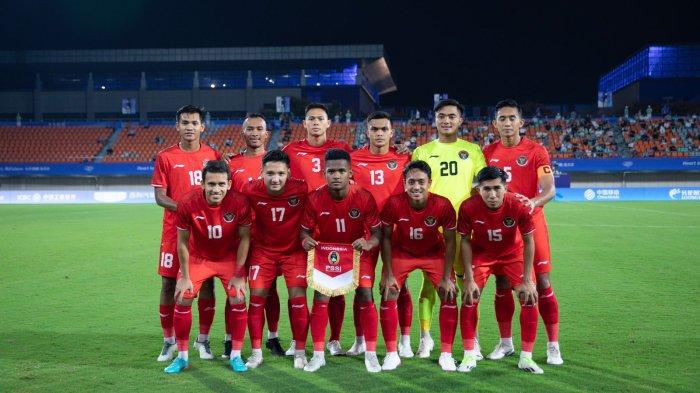 Foto Timnas Indonesia U-24 di Asian Games 2023 saat berhadapan dengan Kirgistan di Zhejiang Normal University East Stadium, Jinhua, China, Selasa (19/9/2023).