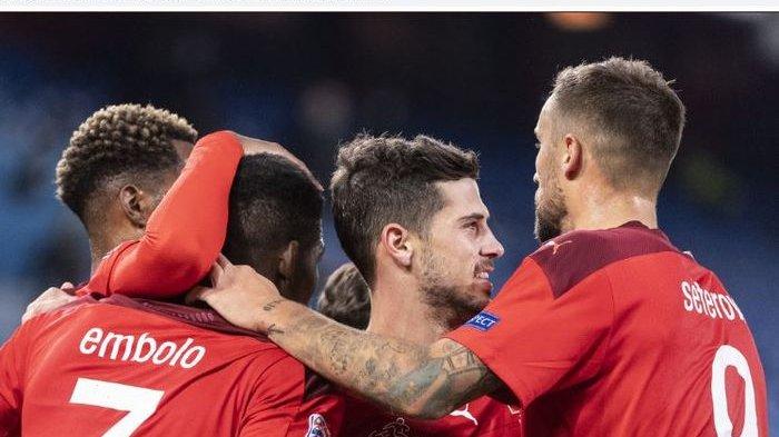 Para pemain timnas Swiss merayakan gol yang dicetak Remo Freuler (tengah) dalam laga Liga A Grup 4 UEFA Nations League kontra timnas Spanyol di St. Jakob-Park, Sabtu (14/11/2020).