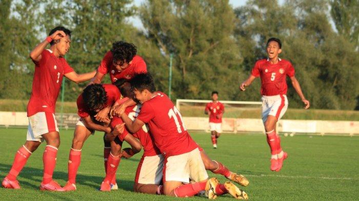 Para pemain Timnas U-19 Indonesia melakukan selebrasi setelah menciptakan gol ke gawang Arab Saudi, di Stadion Igraliste NK Polet, Sveti Martin na Mauri, pada Jumat (11/9/2020).