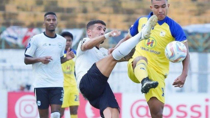 Penyerang asing Barito Putera Gustavo Tocantins berduel dengan bek RANS Nusantara FC Francisco Pereira Carneiro di Stadion Demang Lehman, Jumat (29/9/2023).