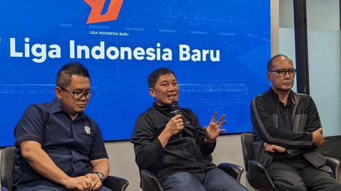 Direktur Operasional PT LIB Asep Saputra, Direktur Utama PT LIB Ferry Paulus (tengah), Security Officer PSSI Adi Nugroho (kanan), di Kantor PT LIB, Jakarta, Jumat (27/9/2024)
