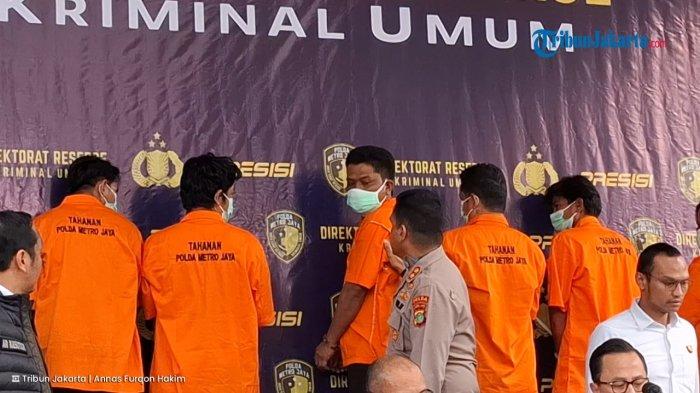 Para tersangka kasus pembakaran mobil polisi di Harjamukti, Depok, saat dihadirkan dalam jumpa pers pengungkapan kasus ini di Polda Metro Jaya, Jakarta Selatan, Senin (21/4/2025).
