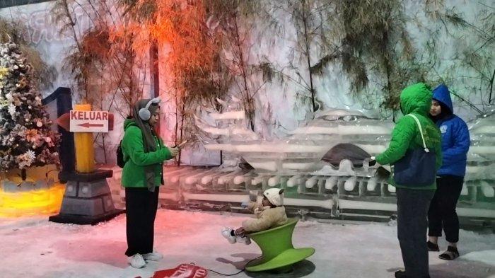 WAHANA SALJU DI BEKASI - Keseruan pengunjung main di wahana salju First Frozen Kingdom di Revo Mall, Jalan Jenderal Ahmad Yani, Kecamatan Bekasi Selatan, Kota Bekasi, Minggu (23/3/2025).