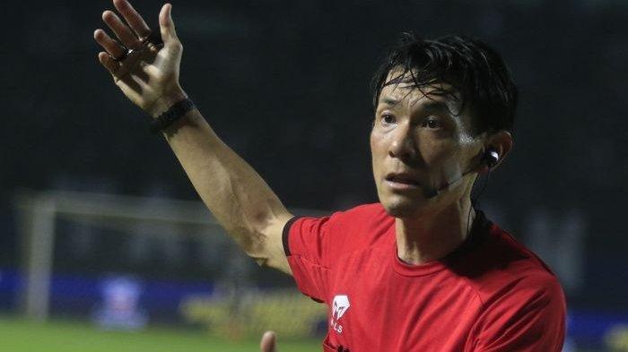 Wasit asal Jepang, Futoshi Nakamura memimpin pertandingan Liga 1 antara Persib Bandung vs Persik Kediri di Stadion Gelora Bandung Lautan Api, Bandung, Minggu (10/12/2023).