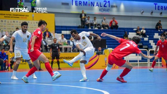 Pemain Timnas Futsal Indonesia, Wendy Brian Ick melakukan tendangan ke gawang Vietnam di final ASEAN Futsal Championship 2024 alias Piala AFF Futsal 2024.