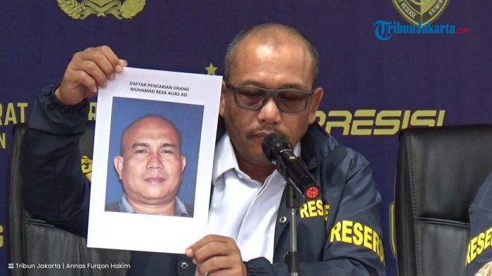 Direktur Reserse Kriminal Umum Polda Metro Jaya Kombes Wira Satya Triputra menujukkan foto Ketua Pemuda Pancasila Tangerang Selatan berinisial MR yang masuk DPO polisi terkait kasus penyerobotan lahan parkir di RSU Tangsel, Senin (26/5/2025).