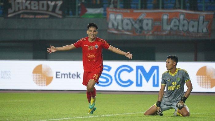 Penyerang Persija Jakarta Witan Sulaeman melakukan selebrasi mengangkat tangan usia mencetak gol ke gawang Persikabo 1973 di Stadion Patriot Candrabhaga, Bekasi, Kamis (9/11/2023).