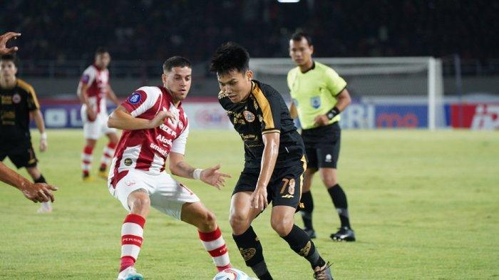 Penyerang Persija Jakarta Witan Sulaeman berusaha melewati hadangan pemain Persis Solo di Stadion Manahan, Solo, Sabtu (30/9/2023).