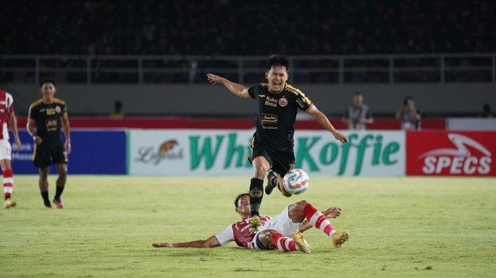 Penyerang Persija jaakrta Witan Sulaeman melompat menghindari tackel dari pemain Persis Solo di Stadion Manahan, Solo, Sabtu (30/9/2023).