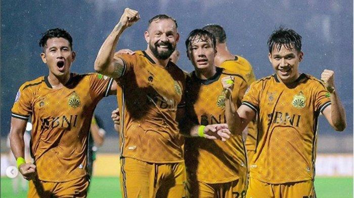 Penyerang Bhayangkara FC, Witan Sulaeman bersama Reza Kusuma, Matias Mier, Putu Gede, melakukan selebrasi usai menciptakan gol ke gawang Madura United di Liga 1.
